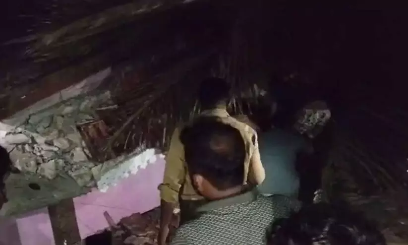 അടിമാലിയിൽ വീടിനു മുകളിലേക്ക് മണ്ണിടിഞ്ഞു, രണ്ടുപേർ കുടുങ്ങികിടക്കുന്നു; രക്ഷാപ്രവർത്തനം തുടരുന്നു