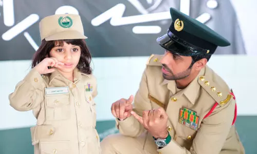 പൊലീസ് യൂനിഫോമിൽ മൂന്നു വയസ്സുകാരിയുടെ നഗരം ചുറ്റൽ പൊലീസ് യൂനിഫോമിൽ മൂന്നു വയസ്സുകാരിയുടെ നഗരം ചുറ്റൽ