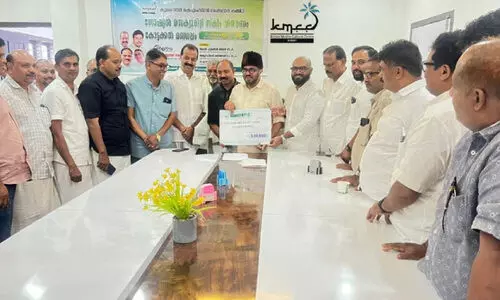 കെ.​എം.​സി.​സി സോ​ഷ്യ​ൽ സെ​ക്യൂ​രി​റ്റി സ്കീം ​കൈ​മാ​റി