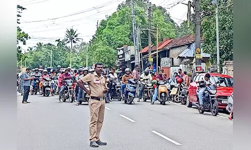 വി.വി.ഐ.പി സന്ദർശനം; ജനത്തെ റോഡിൽ    ‘ബന്ദി’യാക്കി പൊലീസ്​