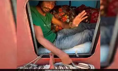 ട്രെയിൻ ശുചിമുറി കിടപ്പുമുറിയാക്കിയ യാത്രികൻ, വൈറൽ വീഡിയോയിൽ മൂക്കത്ത് വിരൽ വച്ച് ഇന്റർനെറ്റ് ലോകം