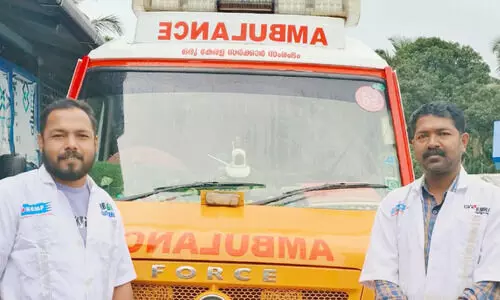 വീ​ട്ടി​ൽ പ്ര​സ​വി​ച്ച യു​വ​തി​ക്കും കു​ഞ്ഞി​നും ര​ക്ഷ​ക​രാ​യി ആം​ബു​ല​ൻ​സ് ജീ​വ​ന​ക്കാ​ർ