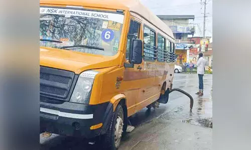 ഓടുന്ന സ്കൂൾ ബസിന്‍റെ പിൻചക്രം ഊരിപ്പോയി
