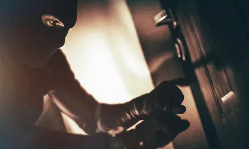 ആളില്ലാത്ത വീട് കുത്തിത്തുറന്ന് രണ്ടേകാൽ പവനും 47,000 രൂപയും കവർന്നു