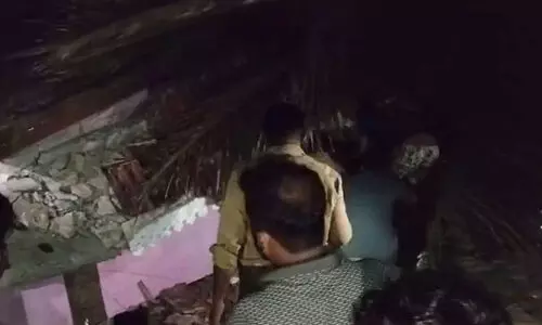 അടിമാലിയിൽ വീടിനു മുകളിലേക്ക് മണ്ണിടിഞ്ഞു, രണ്ടുപേർ കുടുങ്ങികിടക്കുന്നു; രക്ഷാപ്രവർത്തനം തുടരുന്നു