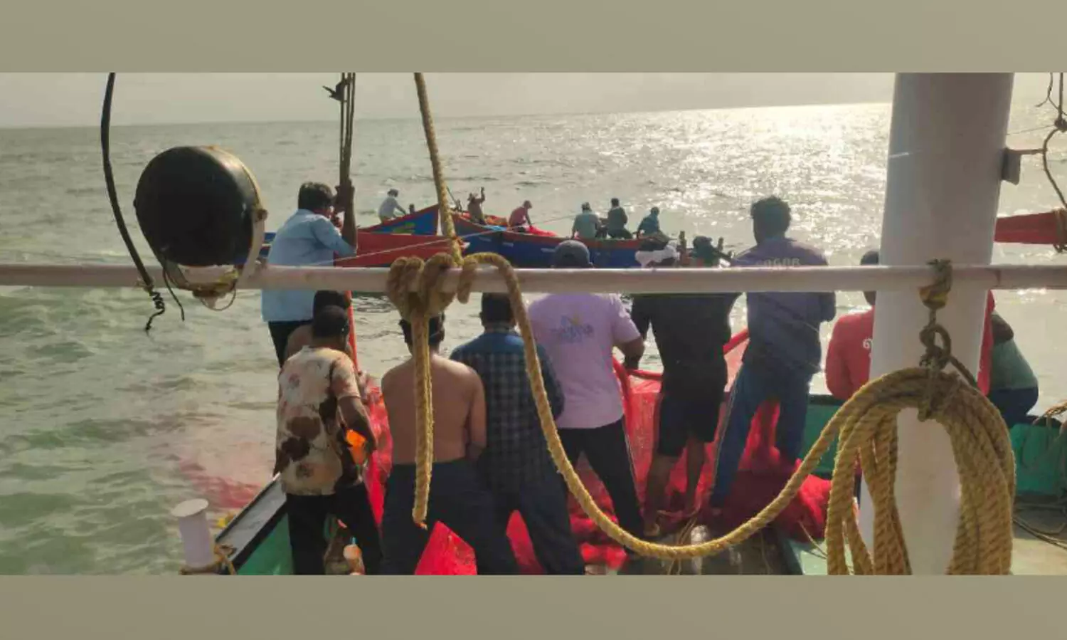 മത്സ്യബന്ധനത്തിനിടെ കടലിൽ വള്ളം മുങ്ങി