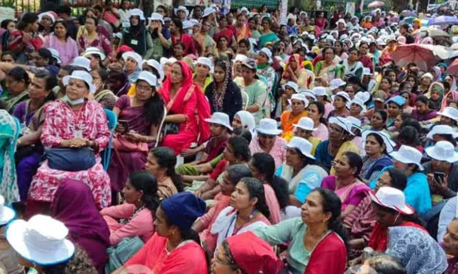 ‘അതിദാരിദ്ര്യ മുക്ത പ്രഖ്യാപനം വലിയ നുണ, പങ്കെടുക്കരുത്’ -നടന്മാർക്ക് തുറന്ന കത്തുമായി ആശ പ്രവർത്തകർ