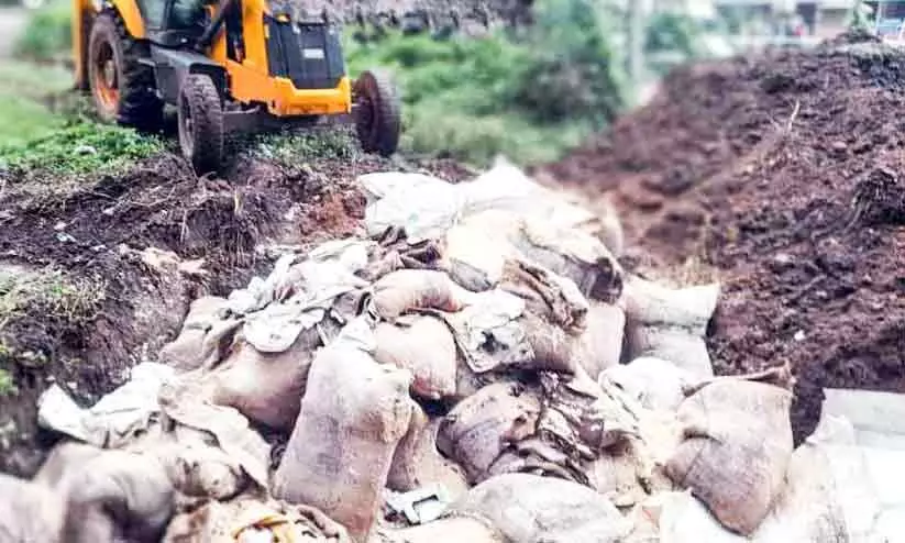 വെള്ളപ്പൊക്കം; 85 ക്വിന്‍റൽ റേഷന്‍ സാധനങ്ങള്‍ കുഴിച്ചുമൂടി