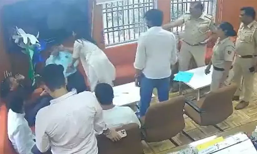 അംബേദ്കർ കോളജിലെ പ്രഫസറെ തല്ലിയ എ.ബി.വി.പി നേതാവിനെതിരെ നടപടിയില്ല; കടുത്ത അരക്ഷിതാവസ്ഥയിൽ ഡൽഹി സർവകലാശാല അധ്യാപകർ അംബേദ്കർ കോളജിലെ പ്രഫസറെ തല്ലിയ എ.ബി.വി.പി നേതാവിനെതിരെ നടപടിയില്ല; കടുത്ത അരക്ഷിതാവസ്ഥയിൽ ഡൽഹി സർവകലാശാല അധ്യാപകർ