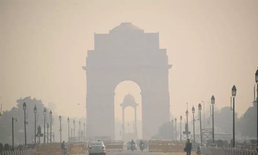 വായു മലിനീകരണം കൂടുന്നു; വിഷപ്പുകയിൽ മുങ്ങി ഡൽഹി