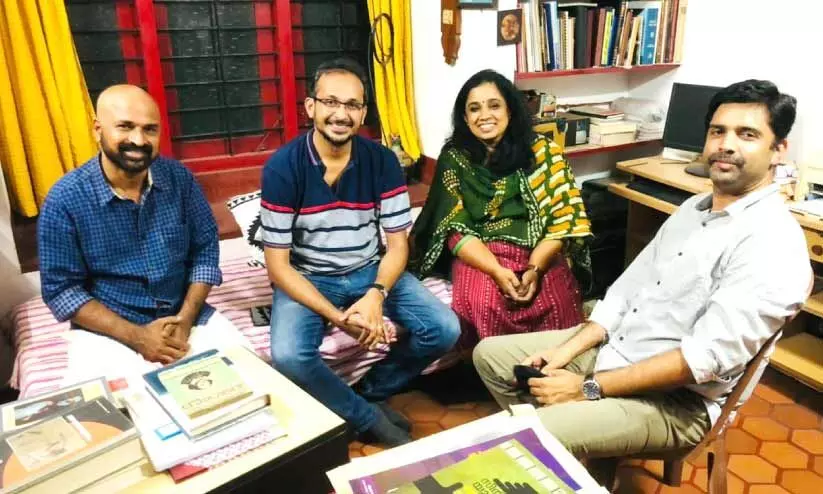 ഇ. സന്തോഷ് കുമാർ, രാധിക സി. നായർ, രാഹുൽ രാധാകൃഷ്ണൻ എന്നിവർക്കൊപ്പം പി.കെ. രാജശേഖരൻ