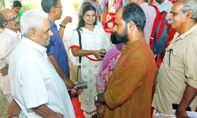 എം.ജി.എസ്. നാരായണൻ, കൽപറ്റ നാരായണൻ എന്നിവർക്കൊപ്പം