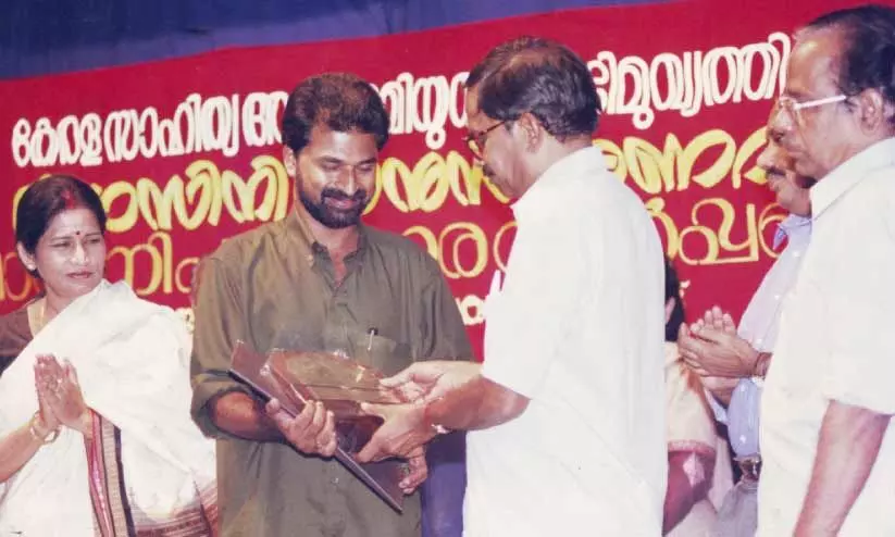 ആദ്യ വിലാസിനി അവാർഡ് എം.ടിയിൽനിന്ന് ഏറ്റുവാങ്ങുന്നു. പ്രതിഭാ റോയി സമീപം