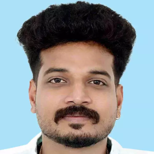 വാ​ഹ​നാ​പ​ക​ട​ത്തി​ൽ ബൈ​ക്ക് യാ​ത്രി​ക​ന് ദാ​രു​ണാ​ന്ത്യം