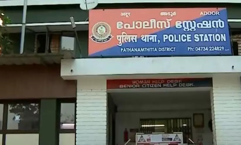 സ്റ്റേഷനിൽ വിളിച്ചു വരുത്തിയ യുവാക്കളെ എസ്.ഐ മർദിച്ചതായി പരാതി; ‘രണ്ട് കാൽവെള്ളയിലും കവിളിലും അടിച്ചു’