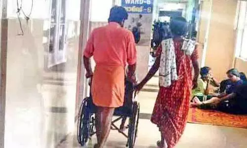 മെ​ഡി​ക്ക​ൽ കോ​ള​ജി​ൽ ശൗ​ചാ​ല​യം പൊ​ളി​ച്ചു; ബ​ദ​ൽ സം​വി​ധാ​ന​മി​ല്ല