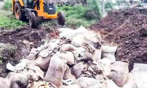 വെള്ളപ്പൊക്കം; 85 ക്വിന്‍റൽ റേഷന്‍ സാധനങ്ങള്‍ കുഴിച്ചുമൂടി