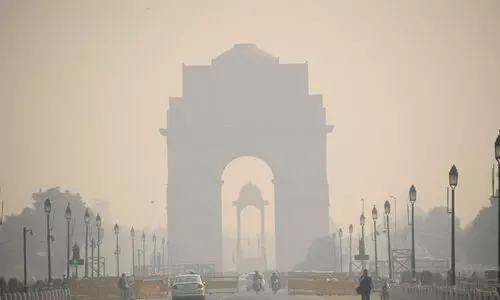 വായു മലിനീകരണം കൂടുന്നു; വിഷപ്പുകയിൽ മുങ്ങി ഡൽഹി വായു മലിനീകരണം കൂടുന്നു; വിഷപ്പുകയിൽ മുങ്ങി ഡൽഹി