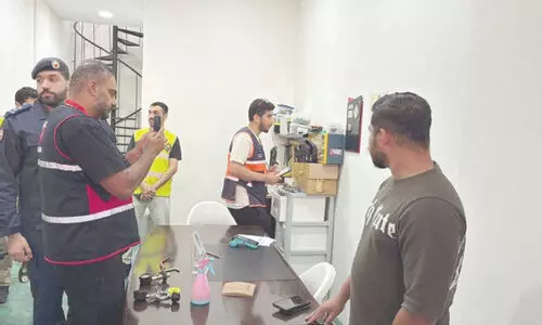 ഡൈ​വി​ങ് ഷോ​പ്പു​ക​ളി​ൽ സു​ര​ക്ഷാ​പ​രി​ശോ​ധ​ന; നി​യ​മ​ലം​ഘ​ന​ങ്ങ​ൾ​ക്കെ​തി​രെ ക​ർ​ശ​ന ന​ട​പ​ടി