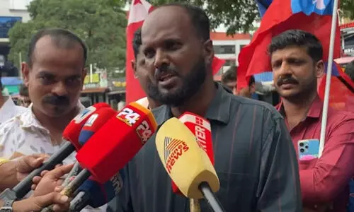 എസ്.എഫ്.ഐക്കാർ ഇനി മുണ്ടുടുത്ത് സമരത്തിനിറങ്ങരുത്, മടക്കികുത്തേണ്ടിവന്നാൽ കാവികളസം പൊതുജനം കാണും; എ.ഐ.വൈ.എഫ് എസ്.എഫ്.ഐക്കാർ ഇനി മുണ്ടുടുത്ത് സമരത്തിനിറങ്ങരുത്, മടക്കികുത്തേണ്ടിവന്നാൽ കാവികളസം പൊതുജനം കാണും; എ.ഐ.വൈ.എഫ്