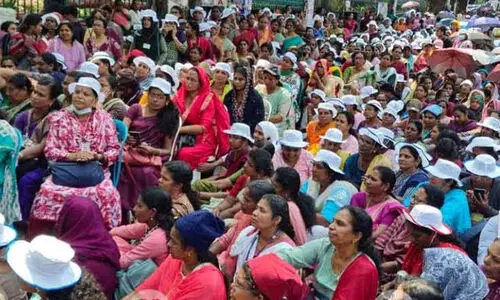 ‘അതിദാരിദ്ര്യ മുക്ത പ്രഖ്യാപനം വലിയ നുണ, പങ്കെടുക്കരുത്’ -നടന്മാർക്ക് തുറന്ന കത്തുമായി ആശ പ്രവർത്തകർ