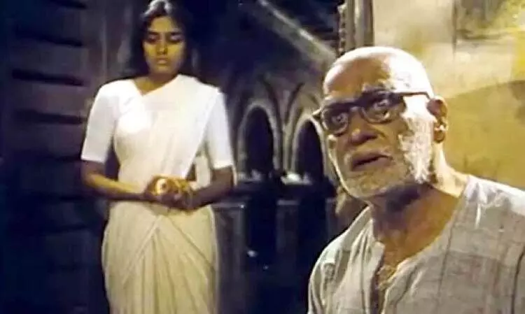 ‘പി​റ​വി’ മു​ന്നോ​ട്ടു​െ​വ​ച്ച   രാ​ഷ്ട്രീ​യ​വും  ന്യൂ​നോ​ക്തി​ക​ളും