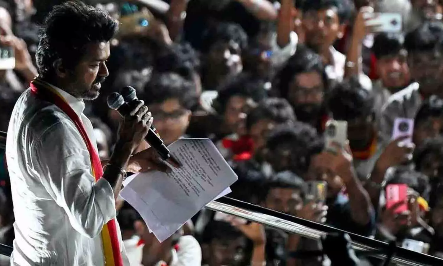 കരൂർ ആൾക്കൂട്ട ദുരന്തം; ഇരകളുടെ കുടുംബാംഗങ്ങൾക്ക് മുന്നിൽ വിങ്ങിപ്പൊട്ടി മാപ്പുചോദിച്ച് വിജയ്