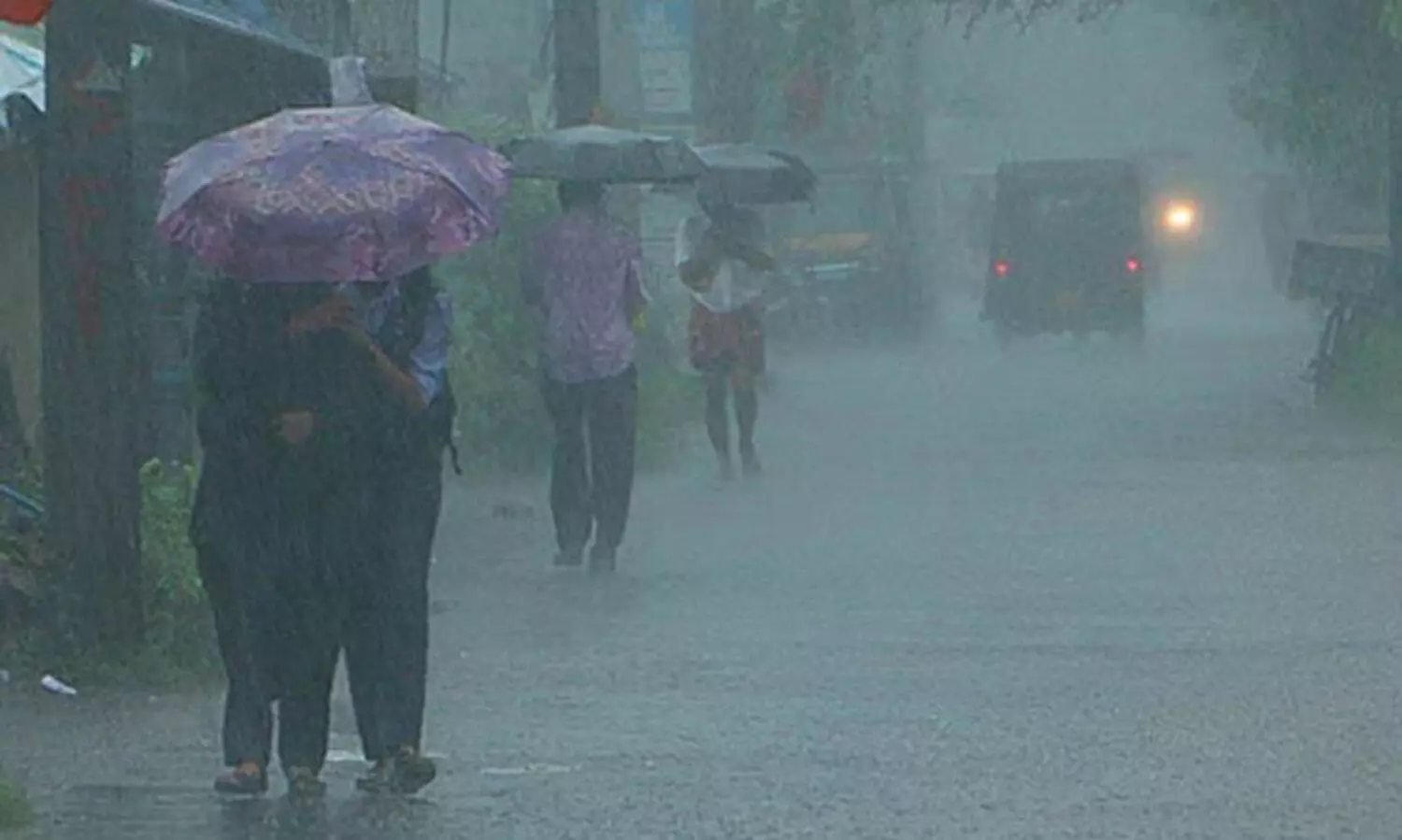 മഴ: തൃശൂര്‍ ജില്ലയിലെ വിദ്യാഭ്യാസ സ്ഥാപനങ്ങള്‍ക്ക് നാളെ അവധി