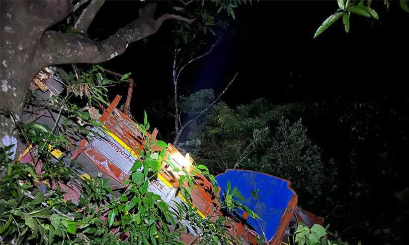 കൊട്ടിയൂർ പാൽച്ചുരത്തിൽ ലോറി കൊക്കയിലേക്ക് മറിഞ്ഞ് ഒരാൾ മരിച്ചു