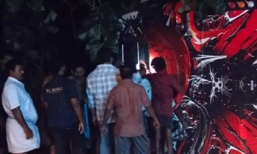 കോട്ടയത്ത് എം.സി റോഡിൽ ടൂറിസ്റ്റ് ബസ് മറിഞ്ഞ് കണ്ണൂർ സ്വദേശിനി മരിച്ചു; നിരവധി പേർക്ക് പരിക്ക് കോട്ടയത്ത് എം.സി റോഡിൽ ടൂറിസ്റ്റ് ബസ് മറിഞ്ഞ് കണ്ണൂർ സ്വദേശിനി മരിച്ചു; നിരവധി പേർക്ക് പരിക്ക്