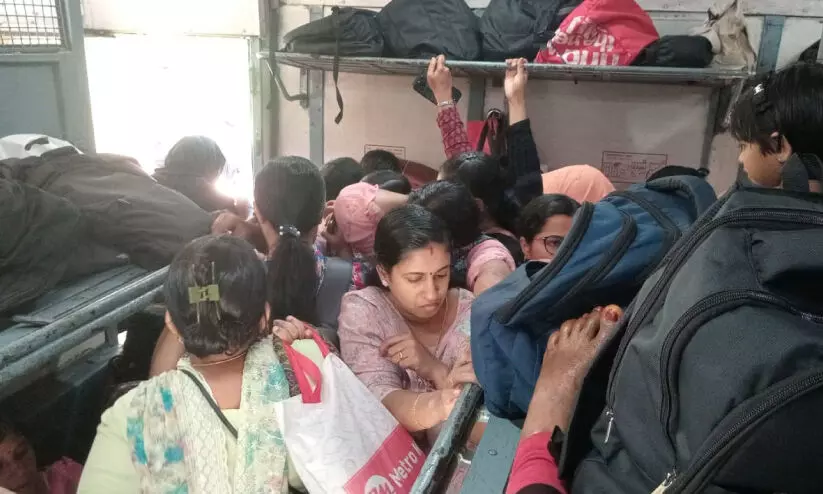 ക​ണ്ണൂ​ര്‍-​മം​ഗ​ളൂ​രു പാ​സ​ഞ്ച​ർ ട്രെ​യി​നി​ല്‍ തി​ര​ക്ക്: എ​ന്ന് തീ​രും ഈ ​ദു​രി​തം...?