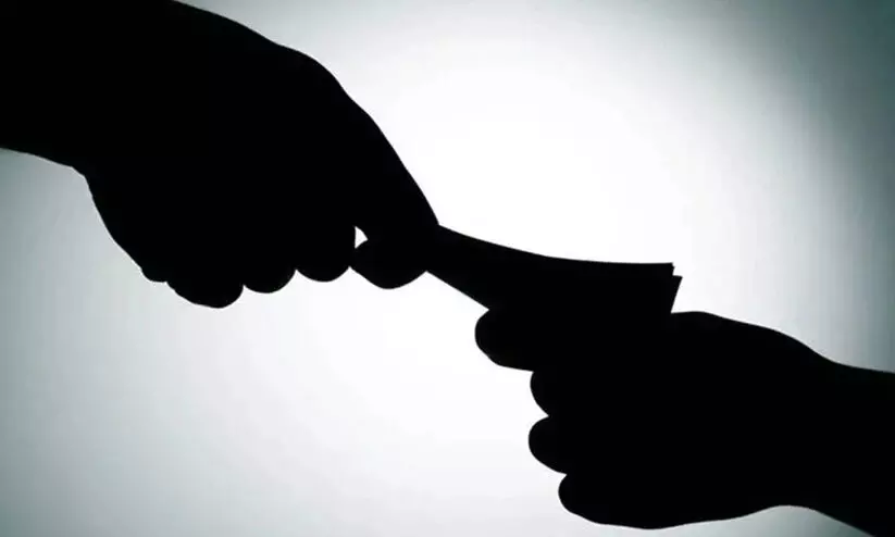 ആ​ർ.​ടി ഓ​ഫി​സി​ൽ വി​ജി​ല​ൻ​സ് പ​രി​ശോ​ധ​ന; ഏ​ജ​ന്റു​മാ​രി​ൽ​നി​ന്ന് പ​ണം പി​ടി​ച്ചെ​ടു​ത്തു