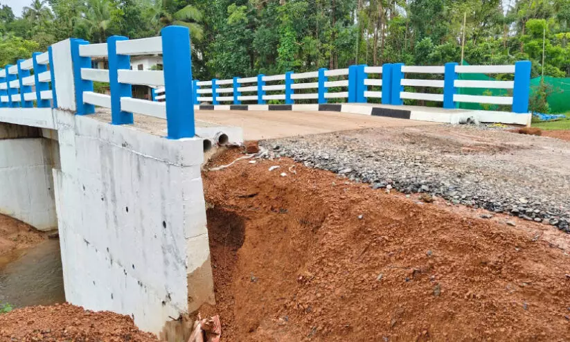 പാലം തുറന്നിട്ടും യാത്ര ദുരിതത്തിന് പരിഹാരമായില്ല