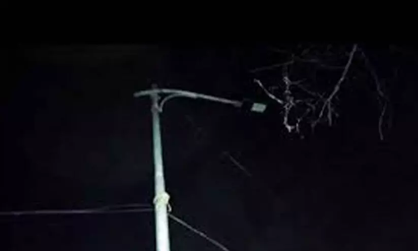 ഇരുട്ടിൽ മുങ്ങി ബുക്കാന കവല; വഴിവിളക്ക് കത്തിയിട്ട് മാസങ്ങൾ