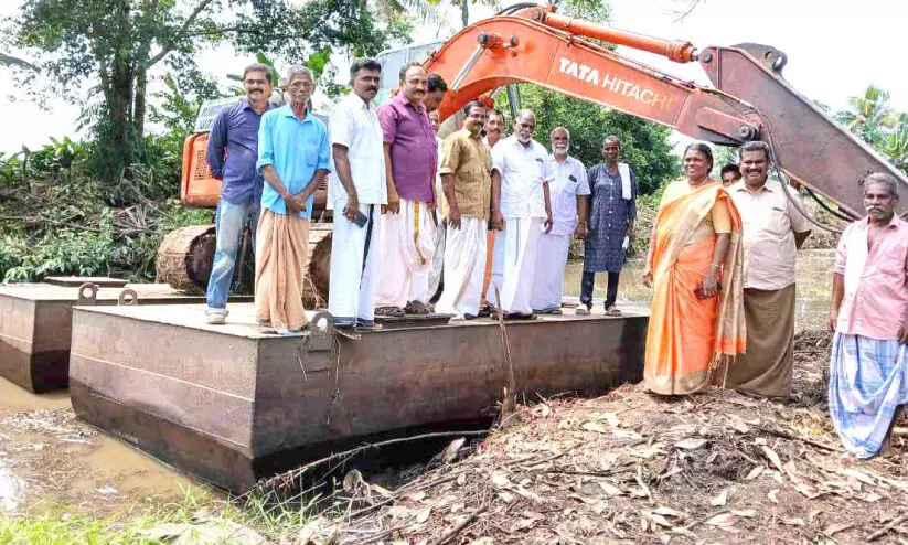 നീരൊഴുക്ക് നിലച്ച് കൊടുതുരുത്ത്-നാണുപ്പറമ്പ് തോട് ആഴം കൂട്ടി വീണ്ടെടുക്കാൻ പദ്ധതി നീരൊഴുക്ക് നിലച്ച് കൊടുതുരുത്ത്-നാണുപ്പറമ്പ് തോട് ആഴം കൂട്ടി വീണ്ടെടുക്കാൻ പദ്ധതി