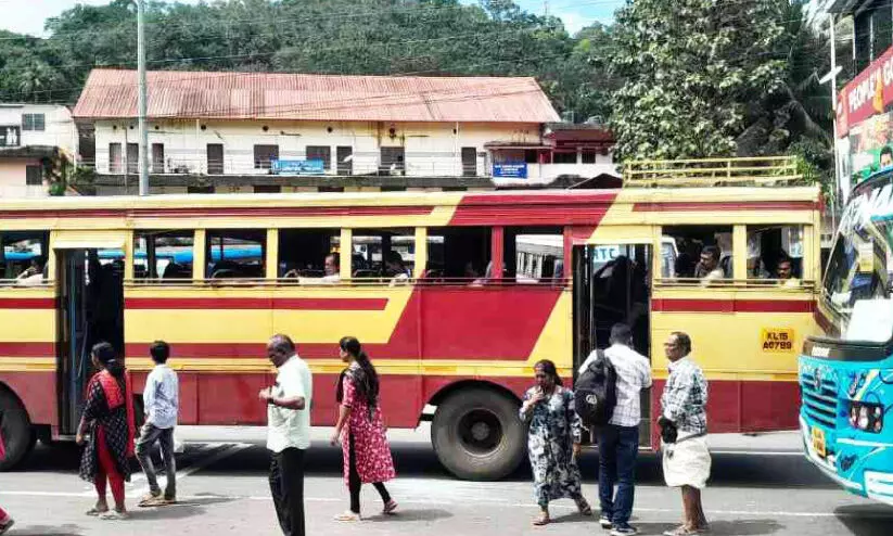 അ​പ​ക​ടം ക്ഷ​ണി​ച്ചു​വ​രു​ത്തി ബ​സ് പാ​ർ​ക്കി​ങ്​; കോ​ന്നി​യി​ൽ ബ​സ് റോ​ഡി​ന് ന​ടു​വി​ൽ നി​ർ​ത്തു​ന്ന​ത് അ​പ​ക​ട​ക്കെ​ണി​യാ​കു​ന്നു