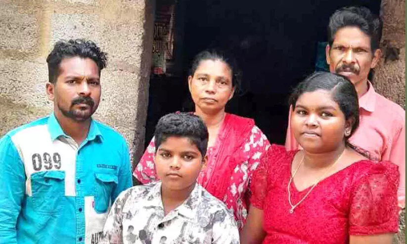 വിഷ കൂണ്‍ കഴിച്ച് ചികിത്സയിലായിരുന്ന ആദിവാസി കുടുംബത്തിന്‍റെ വീട്ടിൽ കവര്‍ച്ച