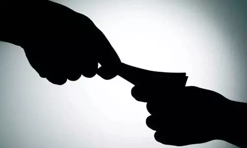 ആ​ർ.​ടി ഓ​ഫി​സി​ൽ വി​ജി​ല​ൻ​സ് പ​രി​ശോ​ധ​ന; ഏ​ജ​ന്റു​മാ​രി​ൽ​നി​ന്ന് പ​ണം പി​ടി​ച്ചെ​ടു​ത്തു