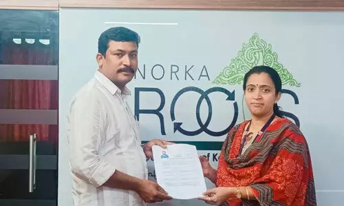 നോ​ർ​ക്ക ഐ.​ഡി കാ​ർ​ഡ്-​ഇ​ന്‍ഷു​റ​ന്‍സ് അ​പേ​ക്ഷ​ക​ൾ കൈ​മാ​റി