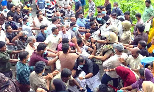 ഫ്ര​ഷ്‌​ക​ട്ട് സംഘർഷം; പ്ര​ശ്‌​ന​ങ്ങ​ള്‍ രൂ​ക്ഷ​മാ​ക്കി​യ​ത്   ജി​ല്ല ഭ​ര​ണ​കൂ​ട​ത്തി​ന്റെ നി​സ്സം​ഗ​ത