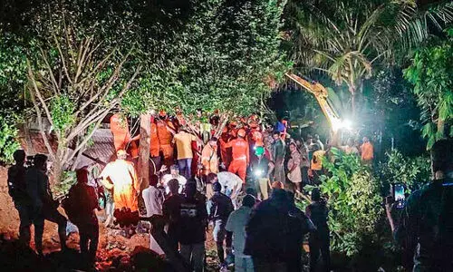 ആശങ്കയുടെ മണിക്കൂറുകൾ; ആദ്യ രക്ഷാപ്രവർത്തനം മൊബൈൽ വെളിച്ചത്തിൽ