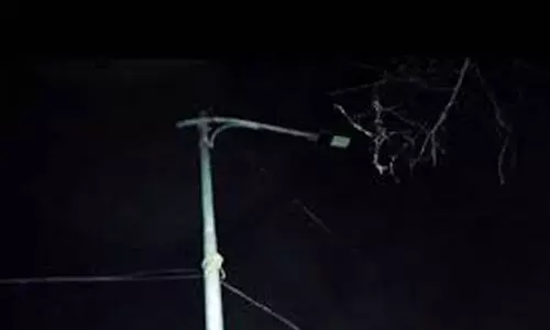 ഇരുട്ടിൽ മുങ്ങി ബുക്കാന കവല; വഴിവിളക്ക് കത്തിയിട്ട് മാസങ്ങൾ ഇരുട്ടിൽ മുങ്ങി ബുക്കാന കവല; വഴിവിളക്ക് കത്തിയിട്ട് മാസങ്ങൾ