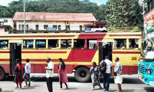 അ​പ​ക​ടം ക്ഷ​ണി​ച്ചു​വ​രു​ത്തി ബ​സ് പാ​ർ​ക്കി​ങ്​; കോ​ന്നി​യി​ൽ ബ​സ് റോ​ഡി​ന് ന​ടു​വി​ൽ നി​ർ​ത്തു​ന്ന​ത് അ​പ​ക​ട​ക്കെ​ണി​യാ​കു​ന്നു