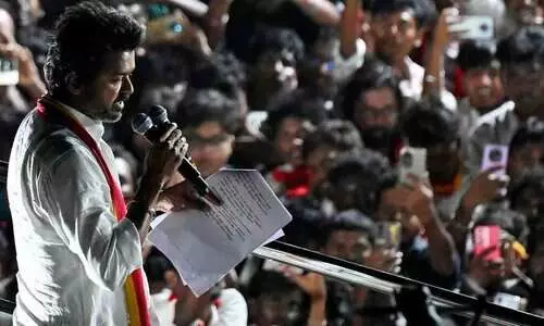 കരൂർ ആൾക്കൂട്ട ദുരന്തം; ഇരകളുടെ കുടുംബാംഗങ്ങൾക്ക് മുന്നിൽ വിങ്ങിപ്പൊട്ടി മാപ്പുചോദിച്ച് വിജയ്