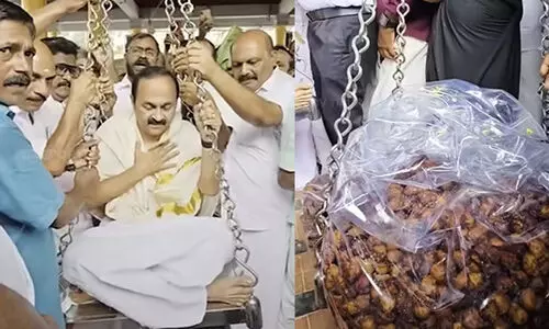 തെരഞ്ഞെടുപ്പിൽ വിജയിക്കാൻ പ്രവർത്തകരുടെ നേർച്ച; 8000 ഉണ്ണിയപ്പം കൊണ്ട് വി.ഡി.സതീശന് തുലാഭാരം