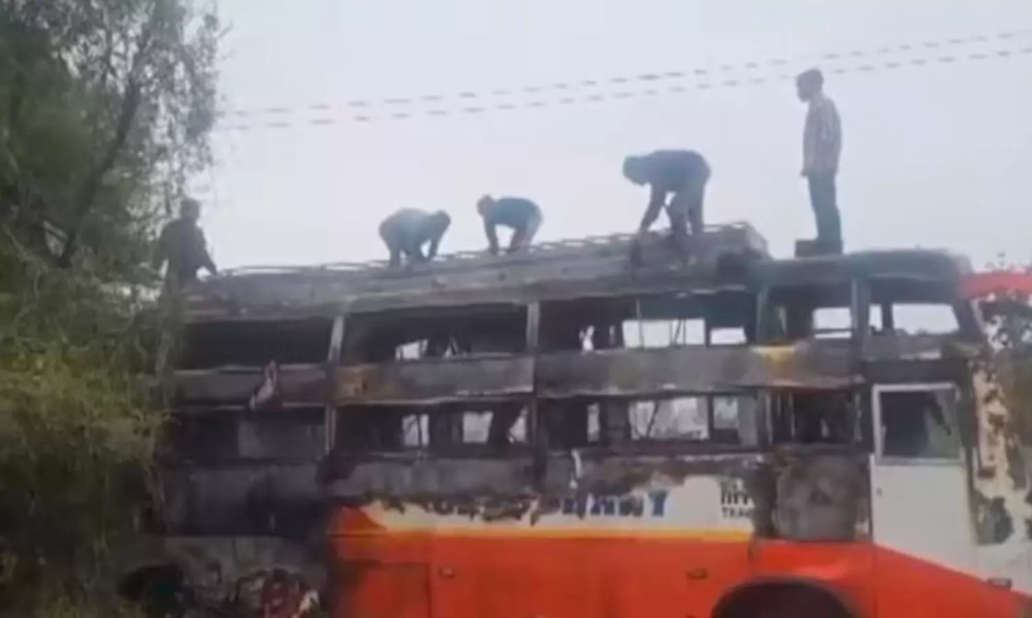 Bus accident,Fire,High-tension line,Deaths,Injuries, രാജസ്ഥാൻ, പിലിഭിത്ത്, തീപിടിത്തം