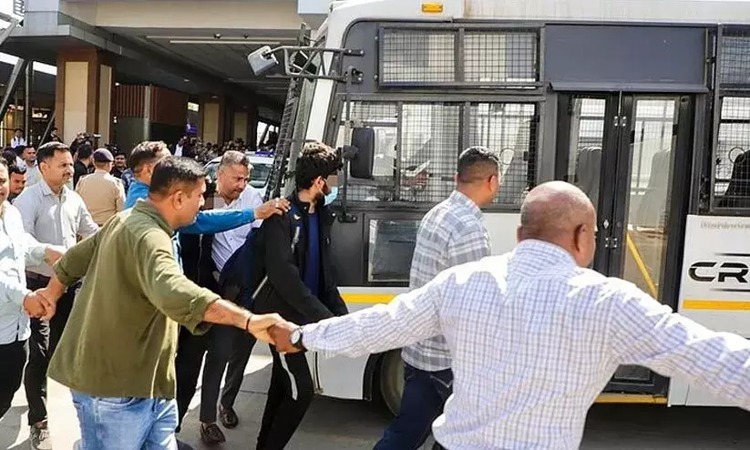 കാലിൽ ചങ്ങലയിട്ട് 25 മണിക്കൂർ വിമാനയാത്ര; 50 ഇന്ത്യക്കാരെ കൂടി യു.എസ് നാടുകടത്തി, പലരും ഏജന്റുമാരാൽ കബളിപ്പിക്കപ്പെട്ടവർ കാലിൽ ചങ്ങലയിട്ട് 25 മണിക്കൂർ വിമാനയാത്ര; 50 ഇന്ത്യക്കാരെ കൂടി യു.എസ് നാടുകടത്തി, പലരും ഏജന്റുമാരാൽ കബളിപ്പിക്കപ്പെട്ടവർ