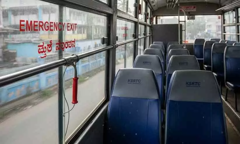 ബ​സു​ക​ളി​ൽ അ​ടി​യ​ന്ത​ര എ​ക്സി​റ്റ് വേ​ണം -മ​ന്ത്രി