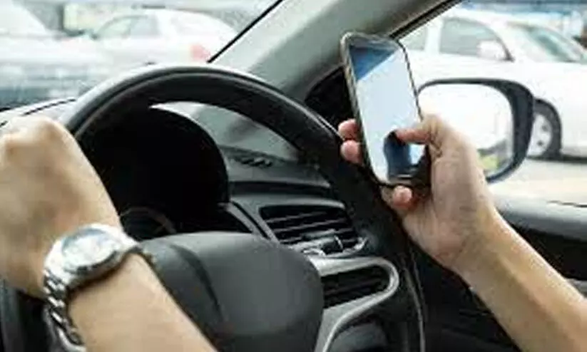 ഹലോ, കേൾക്കുന്നുണ്ടോ.......മൊബൈൽ ഫോൺ ഉപയോഗത്തി​നിടെയുള്ള വാഹനാപകടം വർധിക്കുന്നു