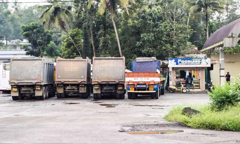 ആശ്രമം ബസ്സ്റ്റാൻഡിൽ അനധികൃത പാർക്കിങ്ങും സാമൂഹികവിരുദ്ധശല്യവും ആശ്രമം ബസ്സ്റ്റാൻഡിൽ അനധികൃത പാർക്കിങ്ങും സാമൂഹികവിരുദ്ധശല്യവും